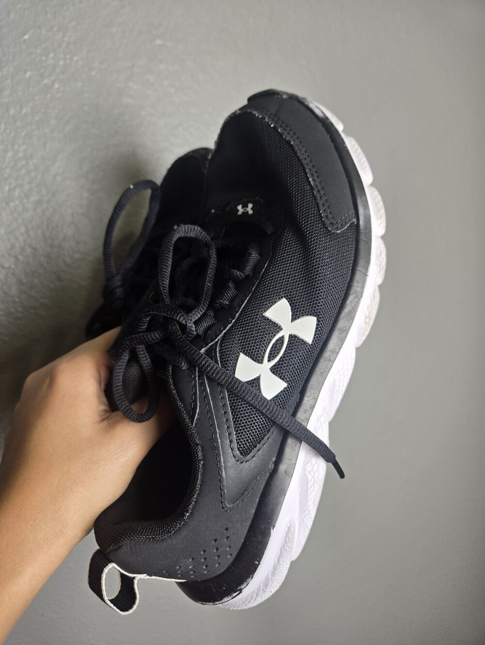 Under Armour Black and White Women's Sneakers Charged Assert Size 7.5